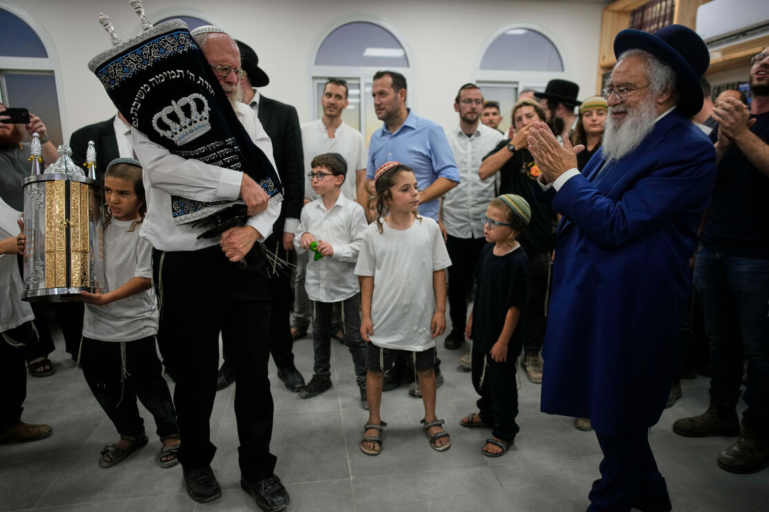Cerimónia em comunidade judaica celebra a Torá na Cisjordânia