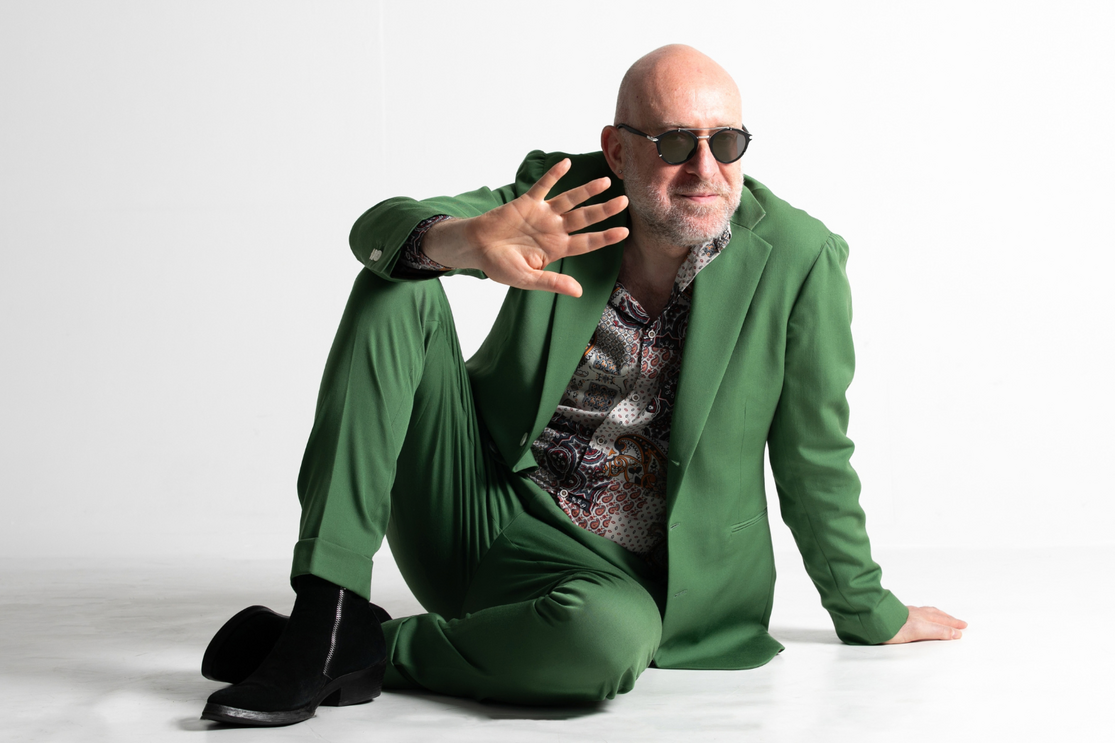 Mario Biondi, de fato verde, atua na Casa da Música no Porto