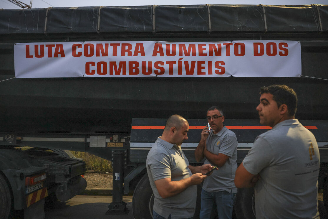 Cerca de 100 camiões iniciaram marcha lenta em Paredes contra o aumento do preço dos combustíveis