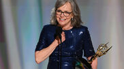Sally Field, vincitrice di due Oscar, diventa l'attrice più anziana a vincere un Emmy come migliore attrice in una miniserie