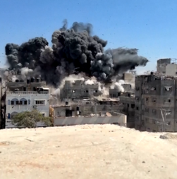 Imagens mostram momento em que ataque israelita atinge campo de refugiados em Gaza