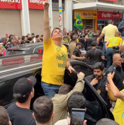 Flávio Bolsonaro faz campanha eleitoral no local onde o pai foi esfaqueado em 2018