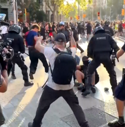 Violência e confrontos entre manifestantes e polícia marcam Dia Nacional da Catalunha em Barcelona 