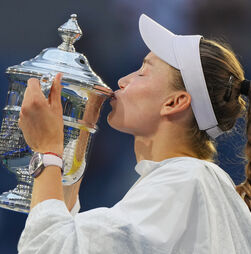 Elena Rybakina vence US Open e celebra liderança do ranking mundial de ténis