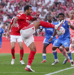 I Liga: Benfica vence Gil Vicente após reviravolta e mantém atraso antes do clássico