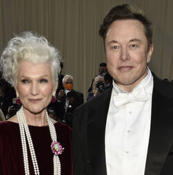 Musk era um 'génio' aos 3 anos e aos 6 passava as noites a ler e a jogar