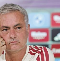 Mourinho dispara recado: 'Nenhuma pergunta sobre os penáltis? Estranho, não?'