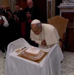 Papa Leão XIV fez 71 anos e soprou as velas na biblioteca do Vaticano