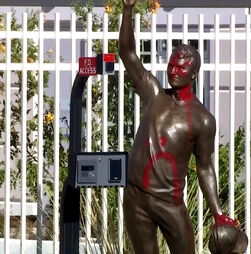 Estátua de Charlie Kirk foi vandalizada dias após inauguração no Arizona 