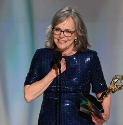 Vencedora de dois Óscares, Sally Field tornou-se na atriz mais velha a vencer um Emmy de Melhor Atriz em Minissérie