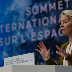 Von der Leyen exige tecnologia de IA com o ser humano no controlo