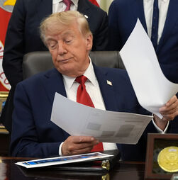 Trump promulga novas sanções à Rússia que permitem impor tarifas a terceiros 