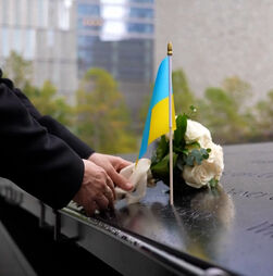 Zelensky deposita flores junto ao memorial de homenagem às vítimas do 11 de Setembro