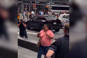 O momento em que mulher é imobilizada a tiro pela polícia após esfaquear duas pessoas em Times Square 