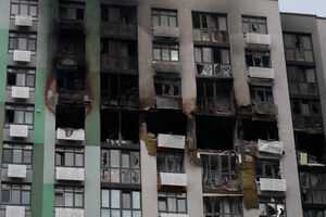 Ataque russo atinge edifício residencial de 16 andares em Kiev
