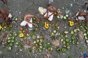 Famílias no Nepal realizam funerais simbólicos por pessoas desaparecidas nas cheias 