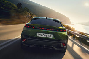 Peugeot 308 com 100% de mobilidade elétrica em paisagem natural