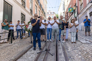 Sindicato dos Trabalhadores de Transportes Rodoviários e Urbanos de Portugal organizou uma homenagem na rua onde o acidente aconteceu