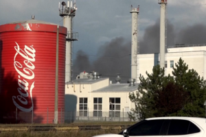 Fábrica da Coca-Cola é atingida por ataque de drones russos na região de Kiev 