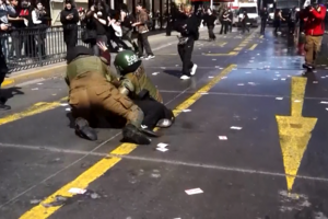 Manifestantes entram em confronto com polícia durante encontro de líderes conservadores no Chile 