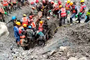 Equipas de resgate trabalham em área afetada por cheias no Nepal