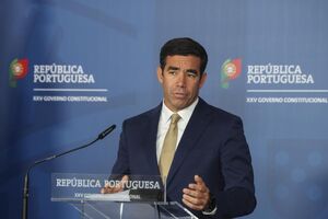 O ministro da Presidência, António Leitão Amaro, durante o briefing