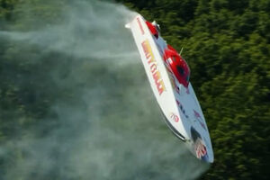 Imagens mostram barco de corrida a ‘voar’ durante prova nos EUA