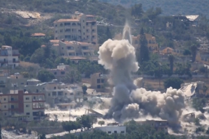 O momento da explosão após novo ataque israelita ao sul do Líbano 