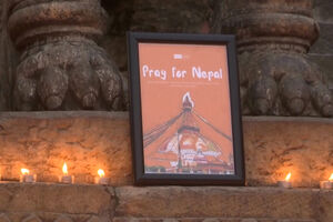 Velas acesas em Katmandu pelas vítimas das enxurradas no Nepal