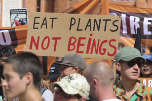 Pessoas protestam em Lisboa com um cartaz "EAT PLANTS NOT BEINGS"