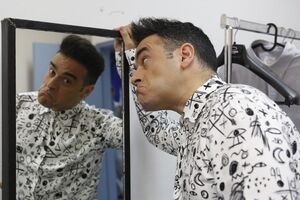 O comediante a ver-se ao espelho