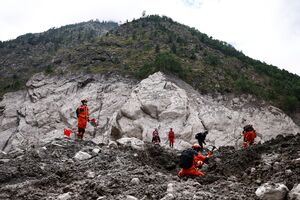 Equipas de socorro realizam operações de busca e salvamento no Nepal