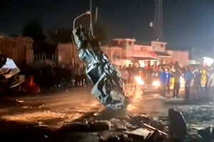 Camioneta em chamas após explosão no oeste do Irão