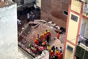 Edifício desaba em Nova Deli e deixa dezenas soterrados