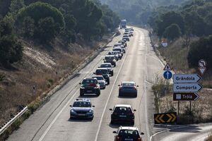 Uma fila de automóveis participa numa marcha lenta contra o aumento de combustíveis