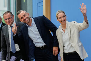 Os co-líderes  Tino Chrupalla e Alice Weidel, com Ulrich Siegmund ao centro