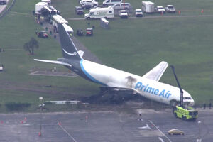 Imagens aéreas mostram avião de carga da Amazon destruído após acidente que matou cinco pessoas