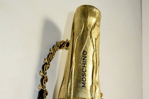 Mala Moschino em formato de garrafa de champanhe