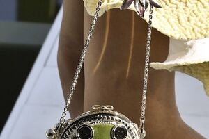 Malas Dior com formas inusitadas, como um sapo, chamam a atenção