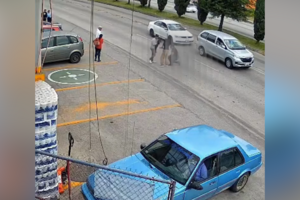 O momento em que funcionário de supermercado salva criança de ser atropelada no México 