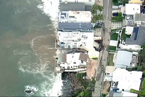 Imagens aéreas mostram entrada de casa à beira-mar que desabou em Malibu 