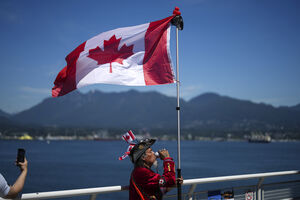 Homem bebe uma cerveja Molson Canadian