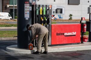 Homem a pôr gasolina num jerrican
