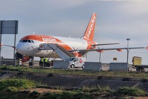 Avião da EasyJet na pista de aterragem