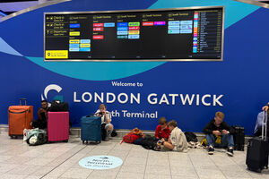 Passageiros aguardam no aeroporto de Gatwick