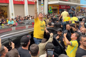 Flávio Bolsonaro faz campanha eleitoral no local onde o pai foi esfaqueado em 2018 