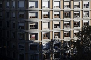 Vista geral de prédio com placa de arrendamento e venda