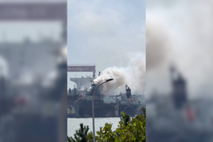 Navio de carga incendeia-se em porto no leste da China 