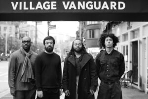 O saxofonista norte-americano Immanuel Wilkins vai apresentar-se em Espinho a 31 de outubro, num concerto em quarteto que pretende recriar a atmosfera do clube de jazz nova-iorquino Village Vanguard.