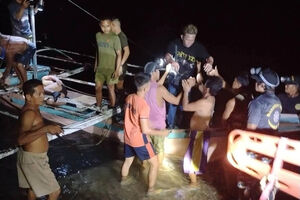 Sobrevivente resgatado pela guarda costeira das Filipinas